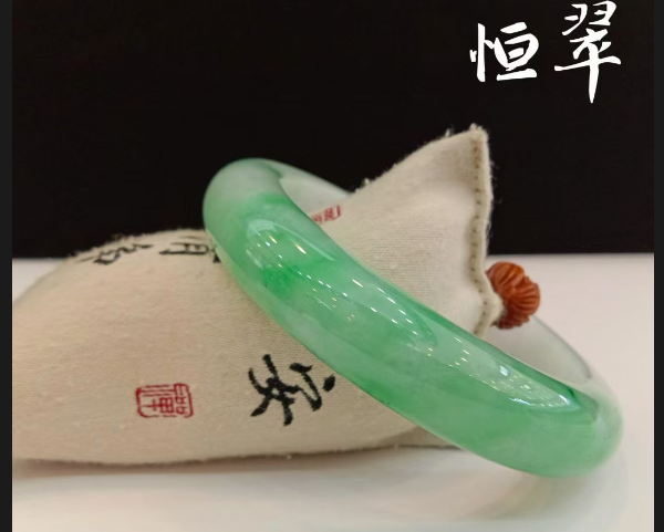 东方美人，翡翠手镯的点缀 让你即刻焕发耀眼的光彩 展现恒久魅力-恒翠珠宝有限公司
